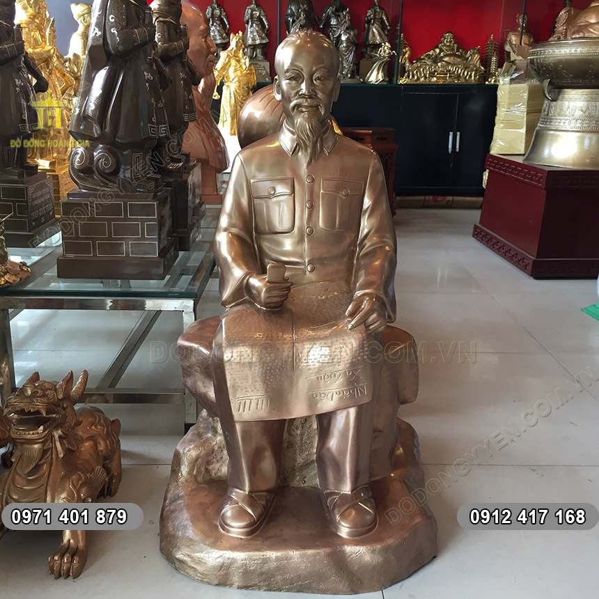 Tượng B&aacute;c Hồ Ngồi Đọc B&aacute;o cao 81cm